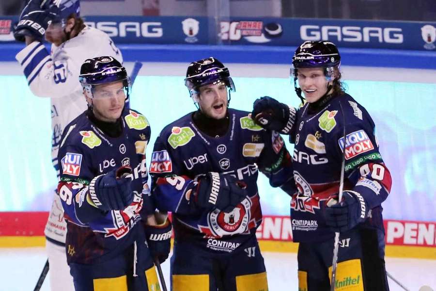 Ty Ronning bejubelt seinen Treffer zum 3:1 gegen Straubing.