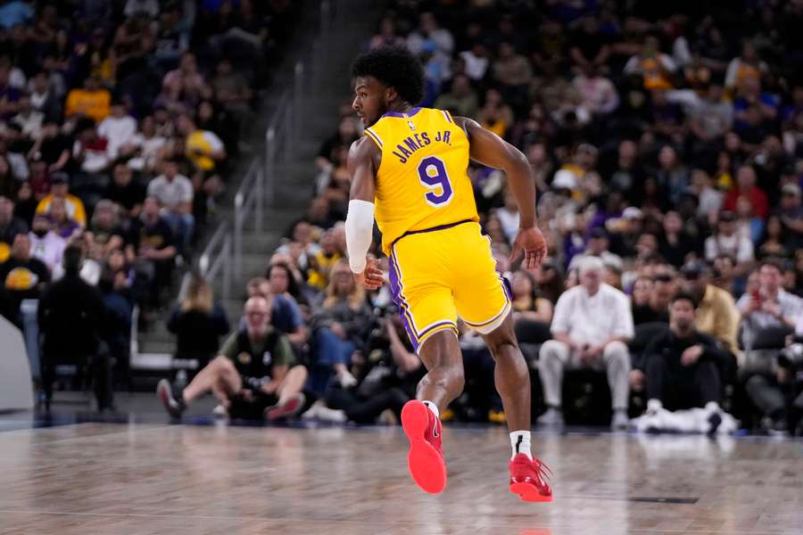 Jamesov syn Bronny absolvoval premiéru v drese Lakers.