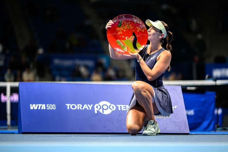 Belinda Bencic et son trophée. Belinda Bencic et son trophée.