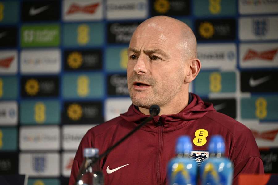 Lee Carsley bei der Pressekonferenz in Helsinki.