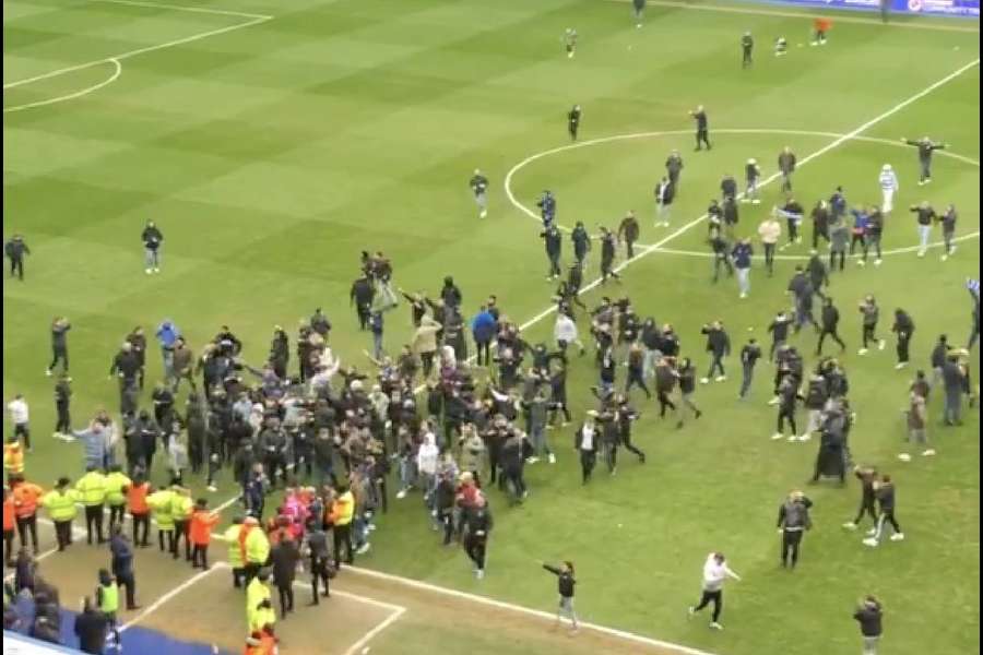 Meci întrerupt în Anglia după ce fanii au invadat terenul în semn de protest