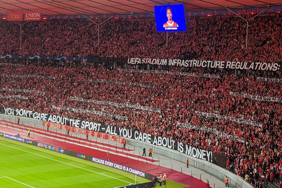 Unioners protestando no Estádio Olímpico antes da partida contra o Braga