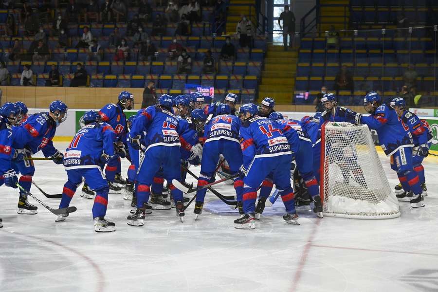 Slovenskí hokejisti sa tešia z víťazstva na turnaji.