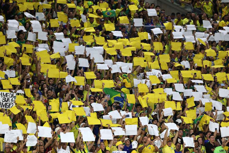 Torcedores brasileiros fizeram uma bonita festa em amistoso no Maracanã Torcedores brasileiros fizeram uma bonita festa em amistoso no Maracanã
