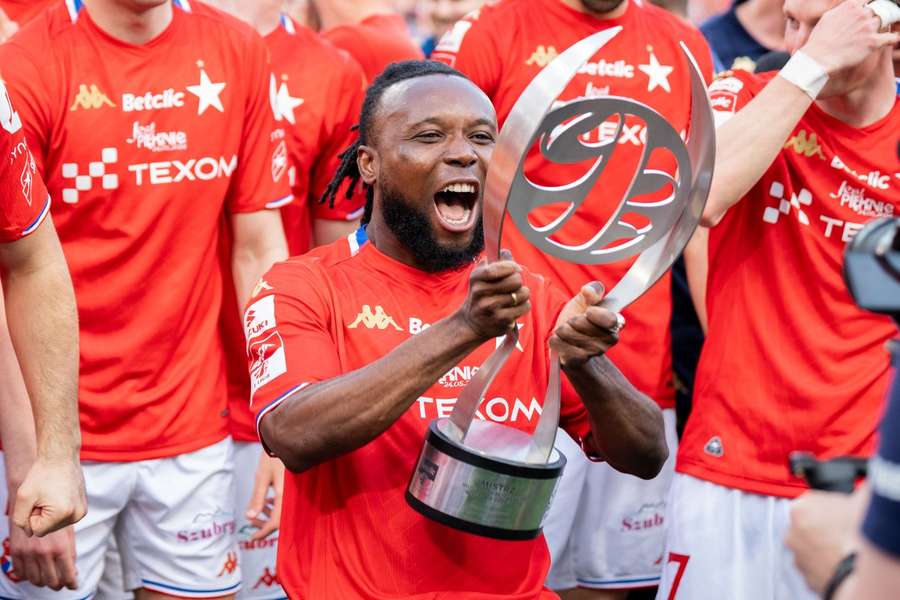 James Igbekeme z trofeum za wygranie Betclic 1. ligi