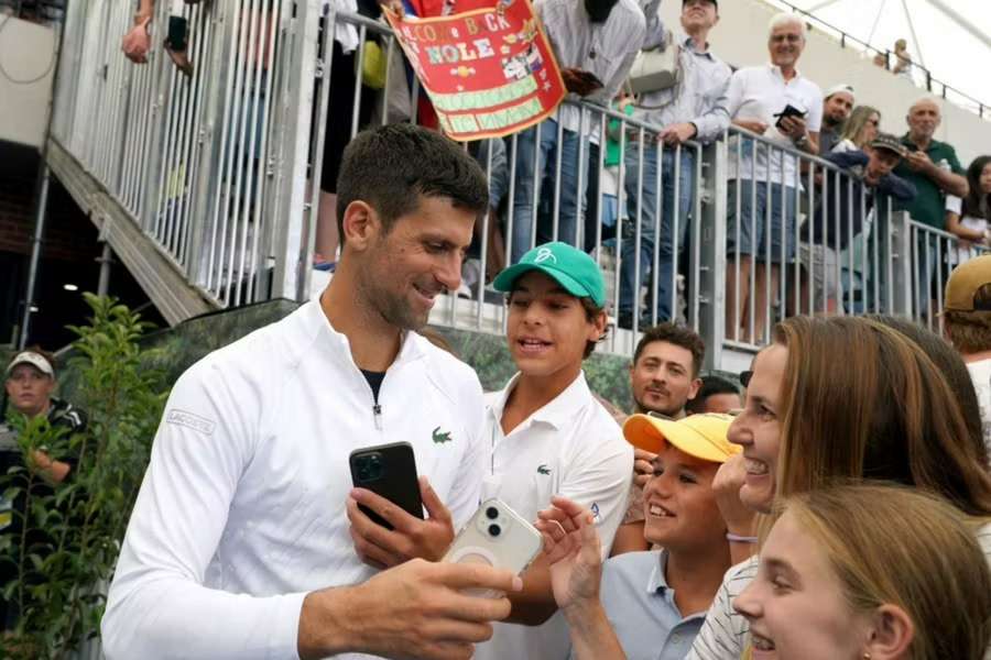 Djokovic recibe una cálida bienvenida en Australia