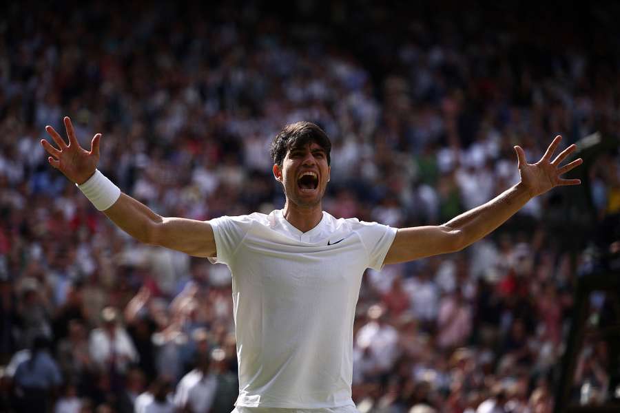 Carlos Alcaraz hentede søndag sin anden grand slam sejr i træk, da han vandt Wimbledon efter tidligere på året at have sejret i French Open.