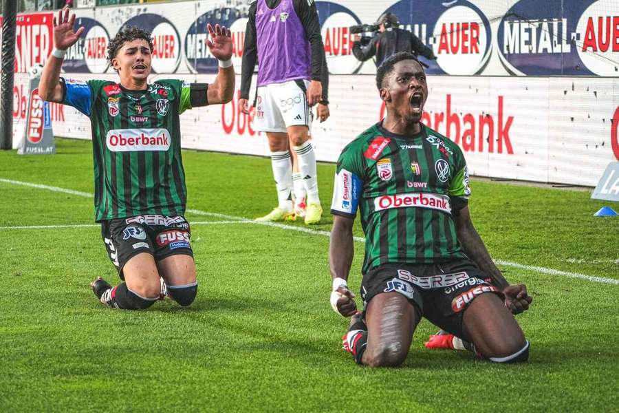 Kingstone Muandwa (rechts vorne) bejubelt das Siegtor.