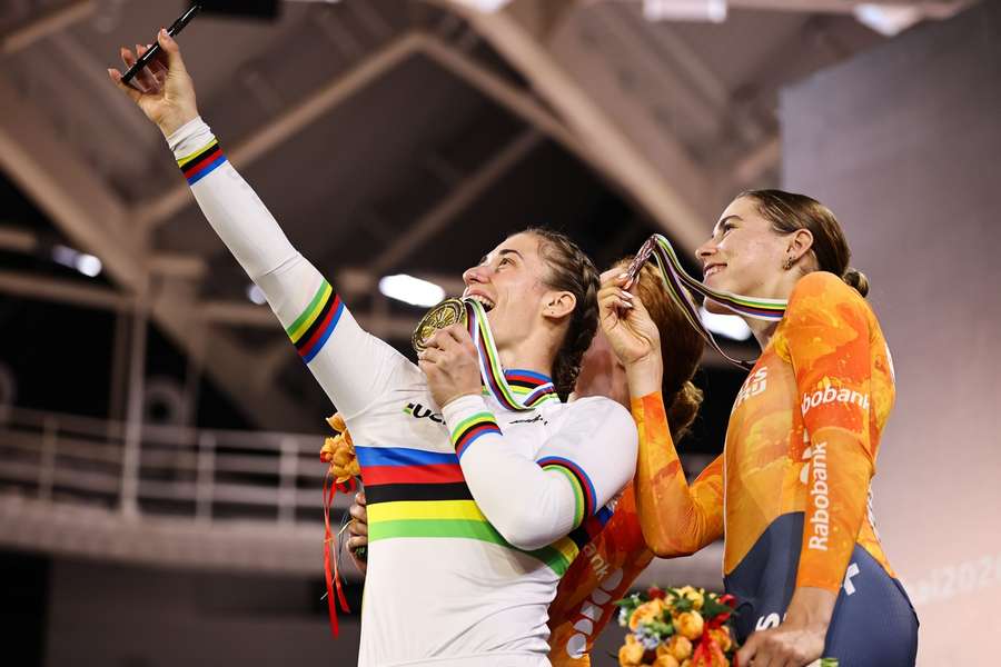 Grabosch posiert mit der Goldmedaille