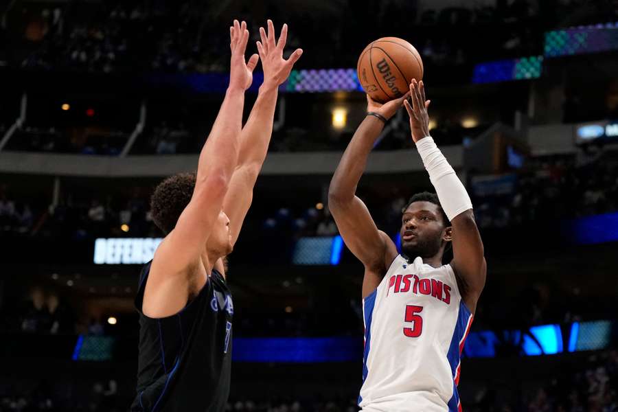 Chimezie Metu ao serviço dos Detroit Pistons 