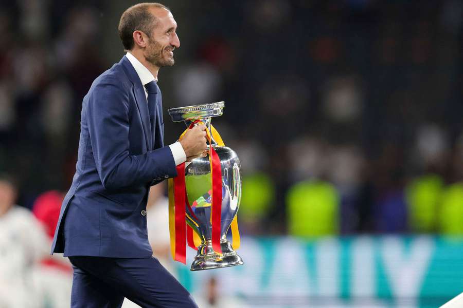 Giorgio Chiellini com o troféu do Euro