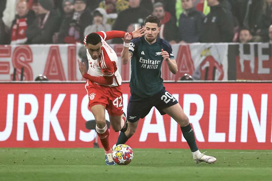 Jorginho (R) in duel met Musiala van Bayern München