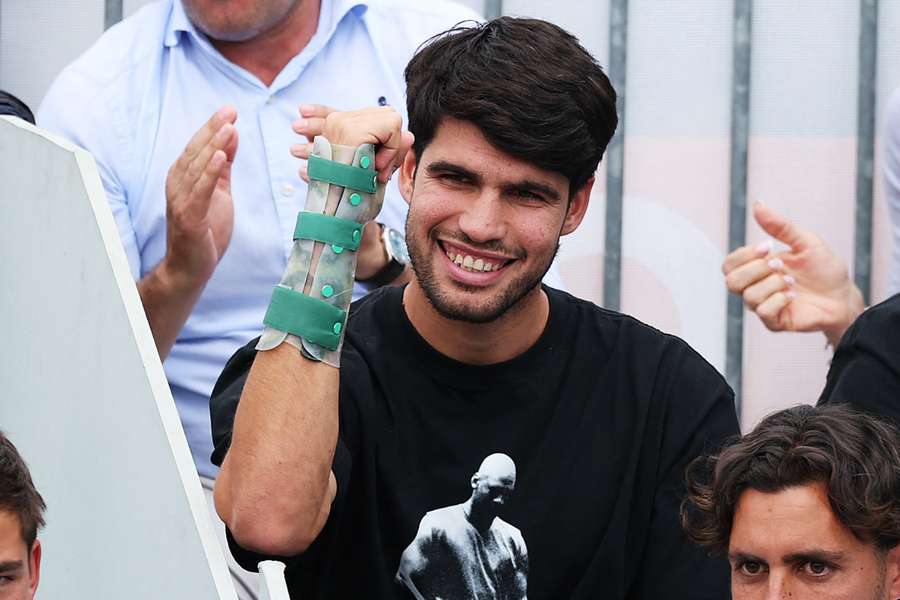 Carlitos com proteção no pulso em partida de tênis de seu irmão mais novo Carlitos com proteção no pulso em partida de tênis de seu irmão mais novo