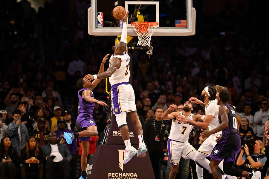 LeBron James foi figura nos Lakers