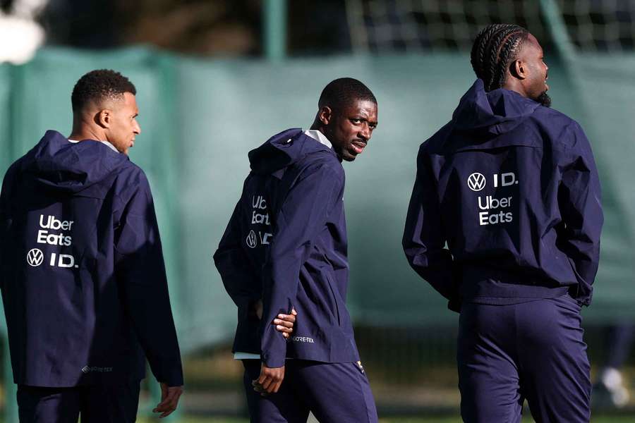 Dembélé aux côtés de Mbappé et Thuram ce lundi.