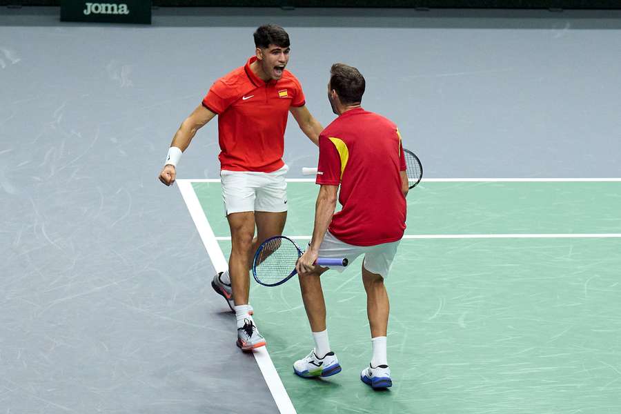 Carlos Alcaraz y Marcel Granollers celebran uno de sus puntos