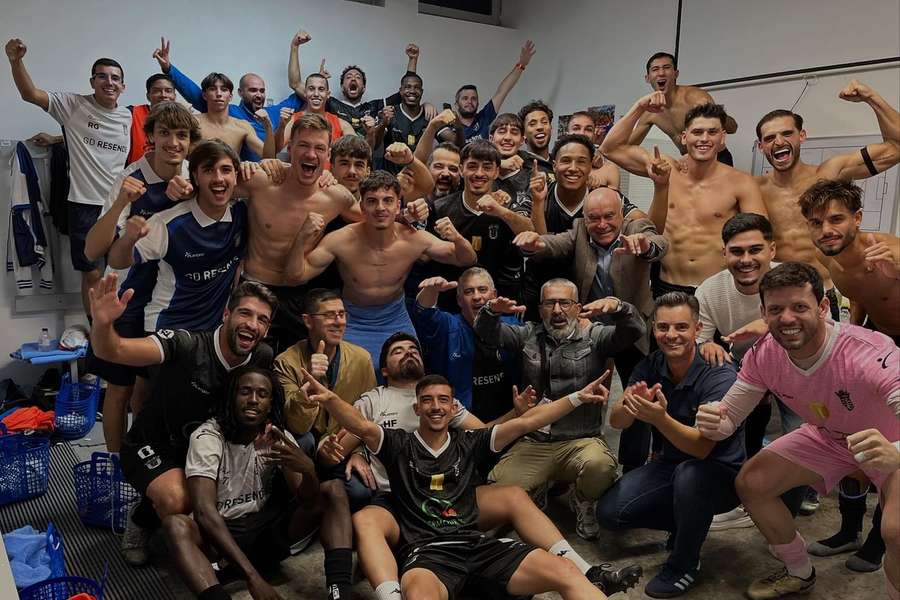 Jogadores do Resende celebram passagem à próxima fase da prova rainha