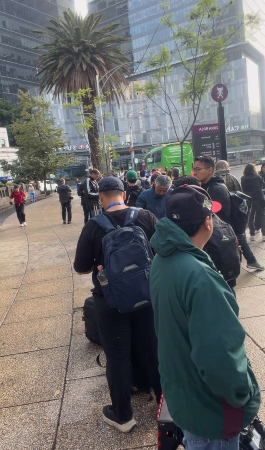 Fila da imprensa para os shuttles da FIFA
