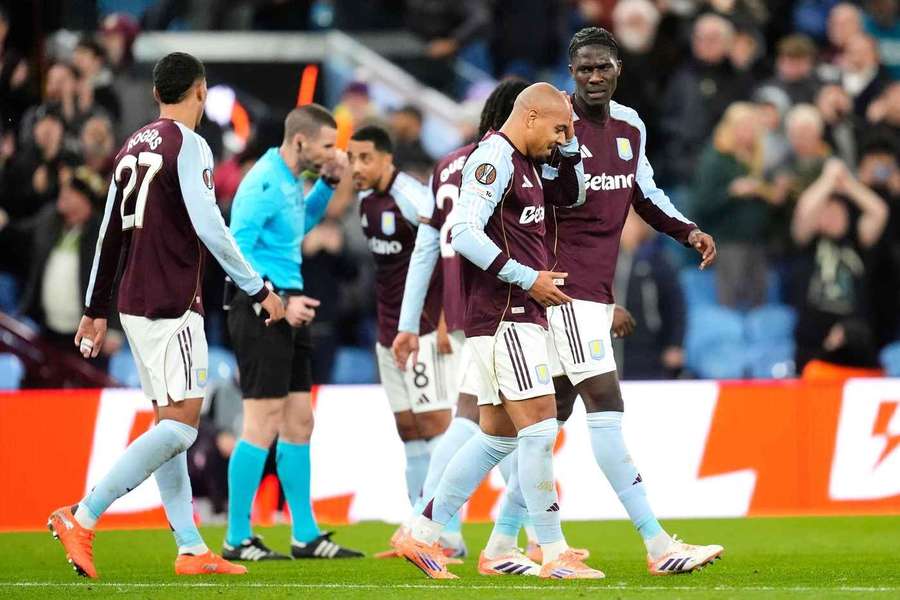Donyell Malen, del Aston Villa (segundo por la derecha), reacciona tras celebrar el primer gol de su equipo