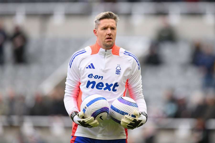 Former Wolves and Palace goalkeeper Wayne Hennessey announces his retirement from football