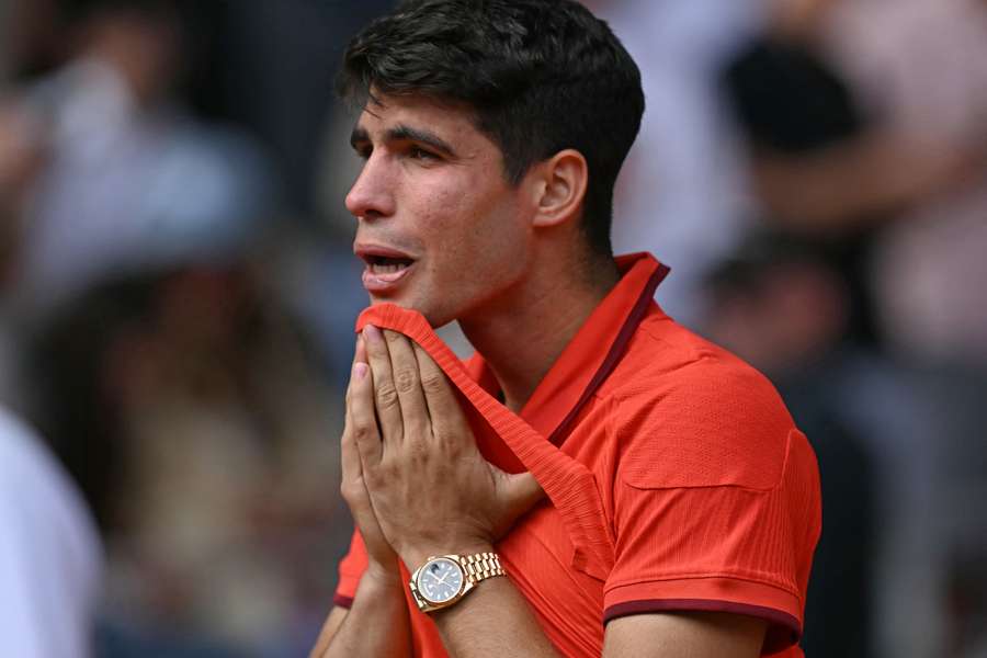 Carlos Alcaraz po prohraném olympijském finále. Carlos Alcaraz po prohraném olympijském finále.