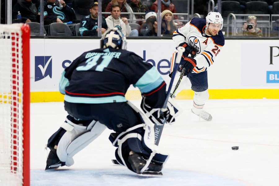 Draisaitl prüft Grubauer beim Spiel der Oilers gegen die Kraken