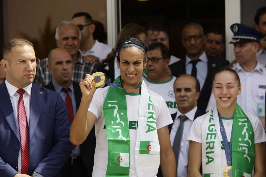Khelif apresenta a sua medalha de ouro no aeroporto de Algir