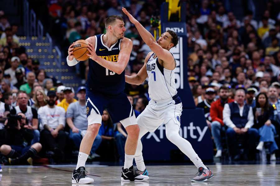 Nikola Jokič v souboji s hráčem Memphisu. Nikola Jokič v souboji s hráčem Memphisu.