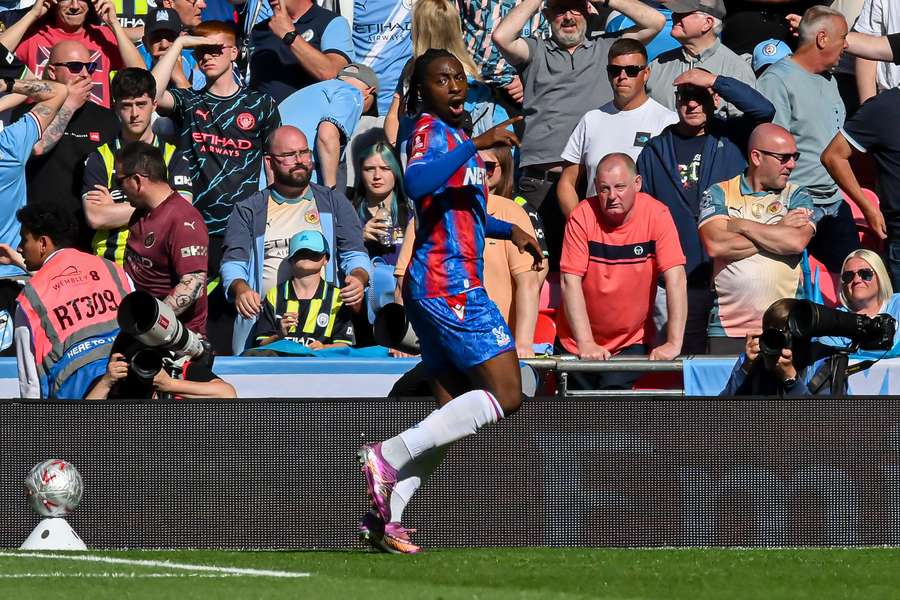 Eze cravou seu nome na história do Crystal Palace Eze cravou seu nome na história do Crystal Palace