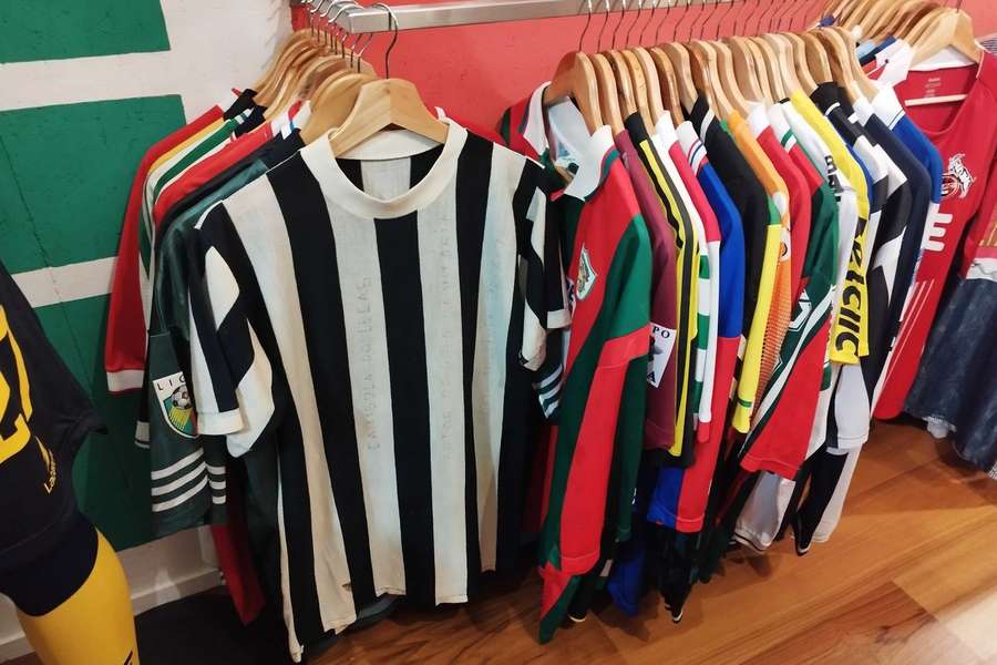 A camisola de listas brancas e pretas é do Portimonense de 1976