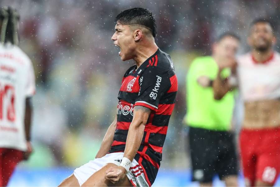 Luiz Araújo participou de mais um gol com a camisa do Flamengo