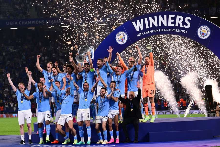 Hráči Manchesteru City s trofejí nad hlavou