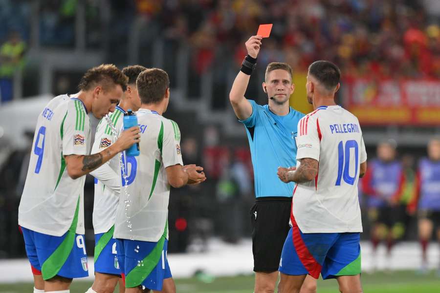 Pellegrini vio la roja por una dura entrada