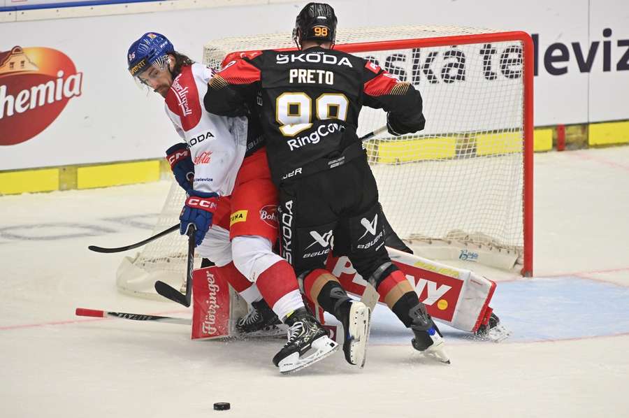 Voženílek v souboji před německou brankou.