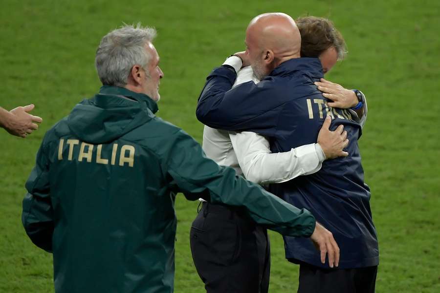O abraço de Mancini e Vialli após a vitória no Campeonato da Europa
