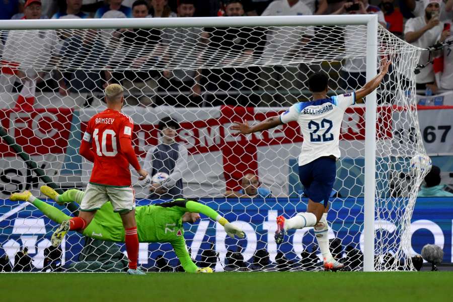 Mingea trimisă de Rashford se oprește în poartă Mingea trimisă de Rashford se oprește în poartă