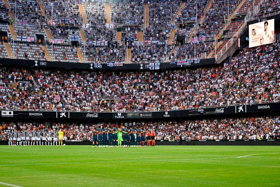Momentos antes del inicio del Trofeo Naranja, con minuto de silencio por Suco, ex del Valencia Momentos antes del inicio del Trofeo Naranja, con minuto de silencio por Suco, ex del Valencia