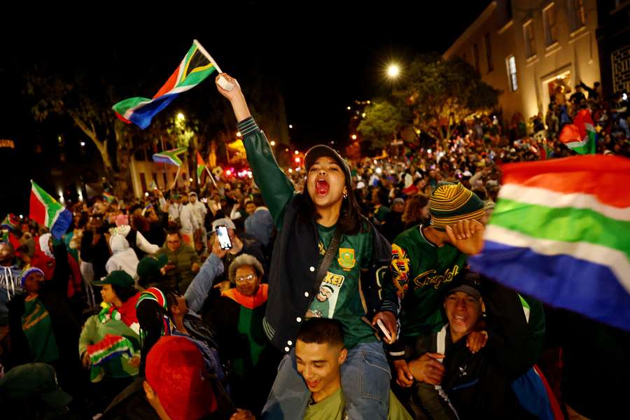 Fãs da África do Sul festejam na Cidade do Cabo após a final do Campeonato do Mundo