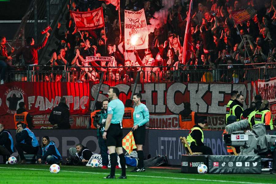 O adepto de 28 anos admitiu ter atirado o foguete durante o jogo entre Augsburgo e Hoffenheim, a 11 de novembro de 2023