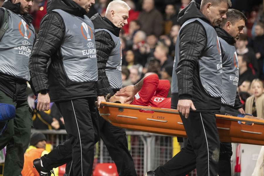 Ten Hag tast nog in het duister over blessure Martinez: 'Ik kan niet zeggen wat het is'