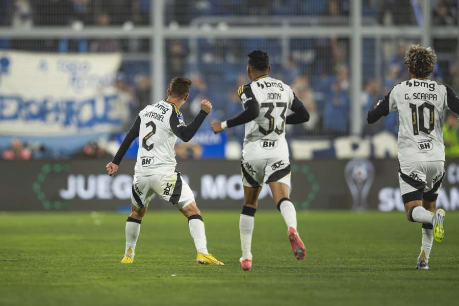 Natanael comemora gol com seus companheiros