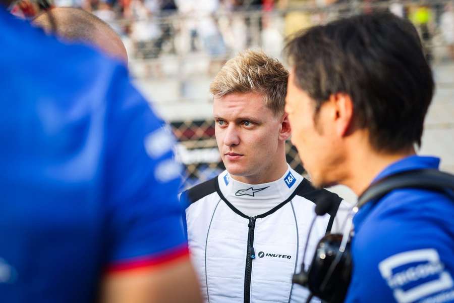 Mick Schumacher se alătură echipei Mercedes ca pilot de rezervă în F1