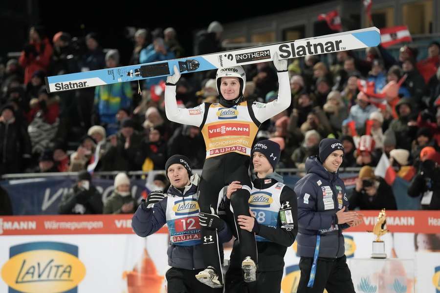 Domen Prevc lässt sich feiern