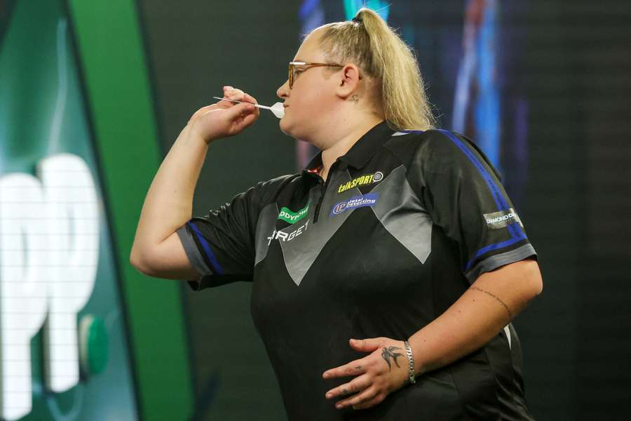 Beau Greaves hat als erste Frau einen Neundarter hingelegt