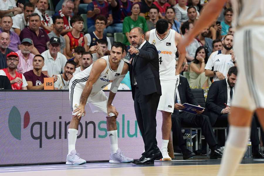 Chus Mateo, dando instrucciones a Abalde en la semifinal de la Supercopa ante el Barça