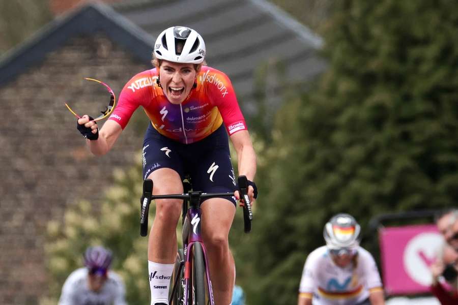 Demi Vollering pakt met knappe zege in 5e etappe de leiding in Vuelta Femenina