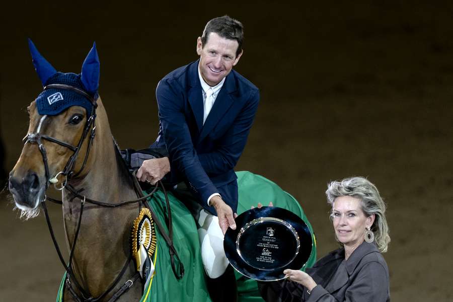 McLain Ward op HH Azur krijgt de schaal uit handen van Anky van Grunsven 