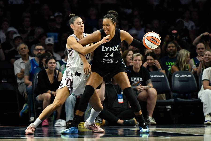 María Conde, defendiendo con todo a Napheesa Collier, de los Lynx María Conde, defendiendo con todo a Napheesa Collier, de los Lynx