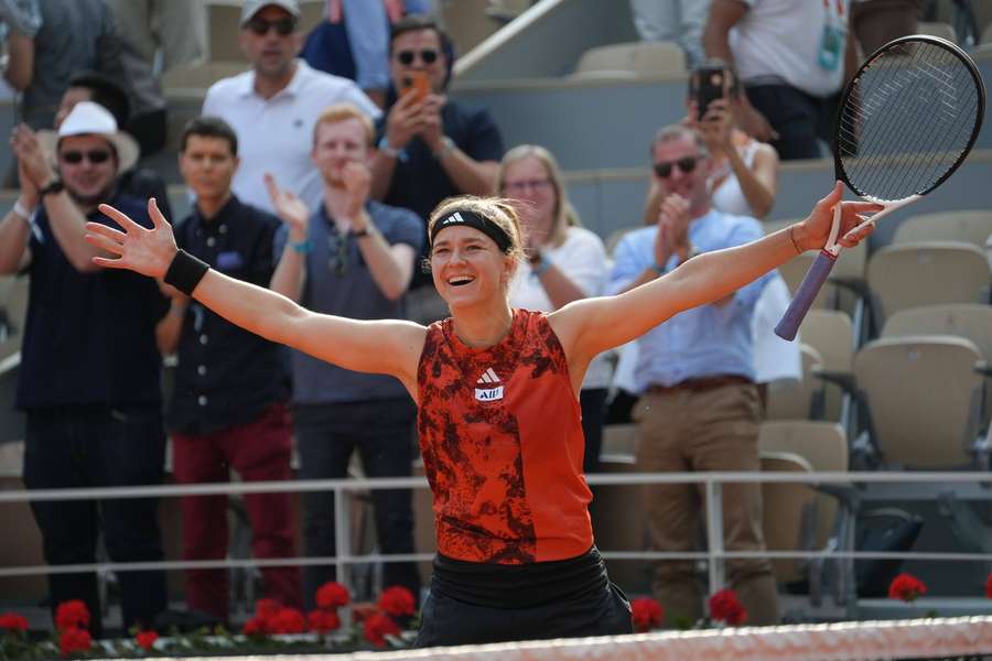Karolína Muchová oslavuje triumf nad Arynou Sabalenkovou a postup do finále French Open.
