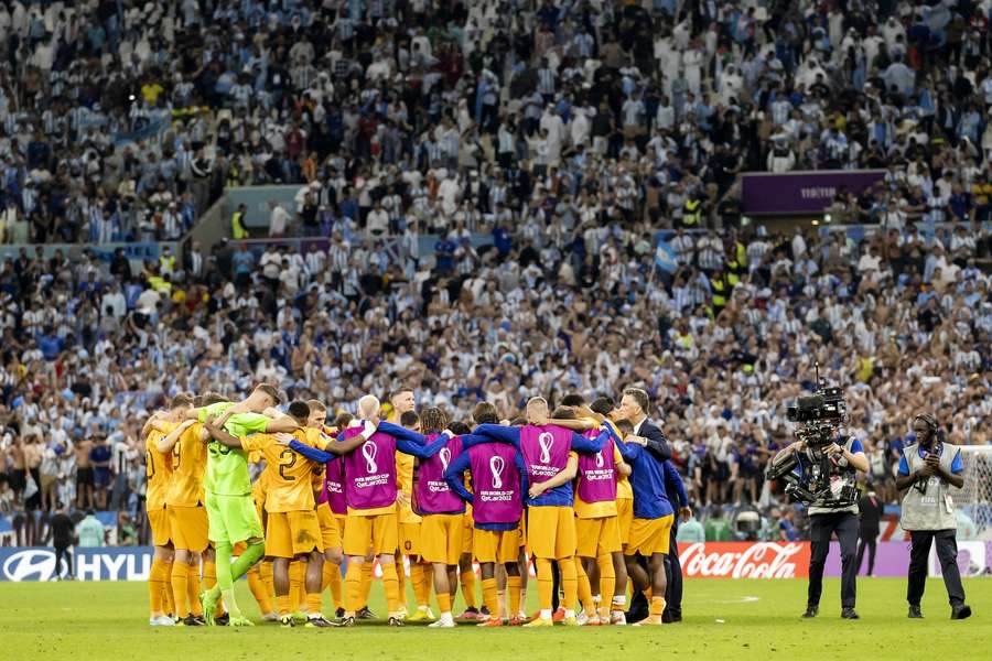 De selectie van het Nederlands elftal na afloop van de verloren kwartfinale tegen Argentinië